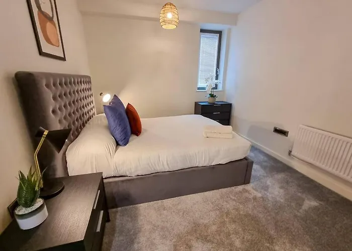 Luxury Centre Townhouse With Parking *