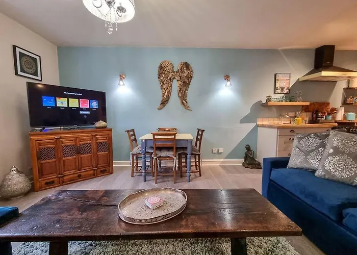 Stunning Luxury Vintage Duplex With Parking *