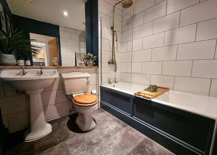 Modern & Stylish Centre Flat