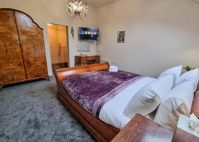 Stunning Luxury Vintage Duplex With Parking *