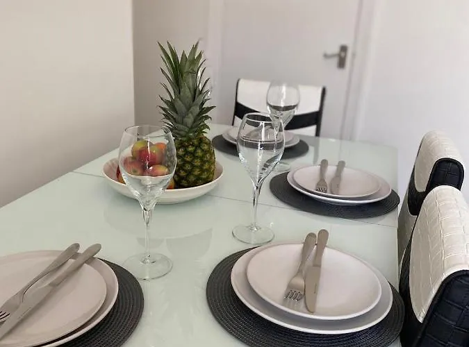 Cosy Cheerful 2 Bedrooms Near Piccadilly, Etihad Stadium Sleeps Up To 5 펜션