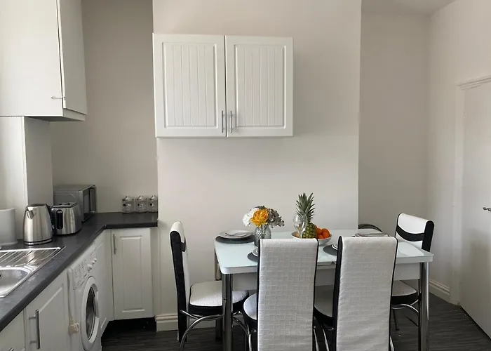 Cosy Cheerful 2 Bedrooms Near Piccadilly, Etihad Stadium Sleeps Up To 5 * Manchester