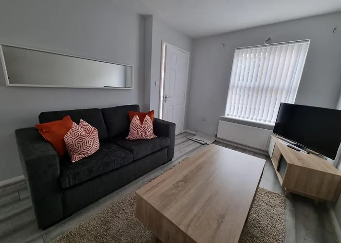 Beautiful 4 Bed Home, Sleeps 6, Driveway Parking * 맨체스터