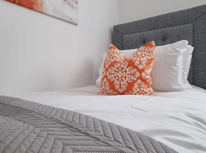 Feriehus Beautiful 4 Bed Home, Sleeps 6, Driveway Parking *