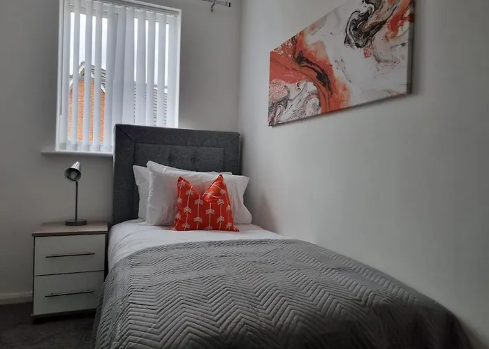 Beautiful 4 Bed Home, Sleeps 6, Driveway Parking