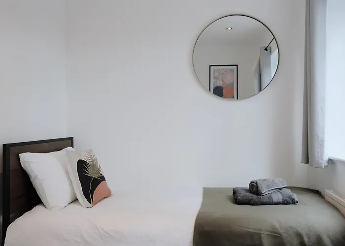 Bee - Byron House * 맨체스터