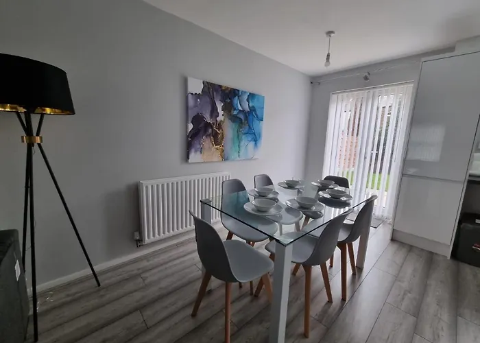 Hébergement de vacances Beautiful 4 Bed Home, Sleeps 6, Driveway Parking