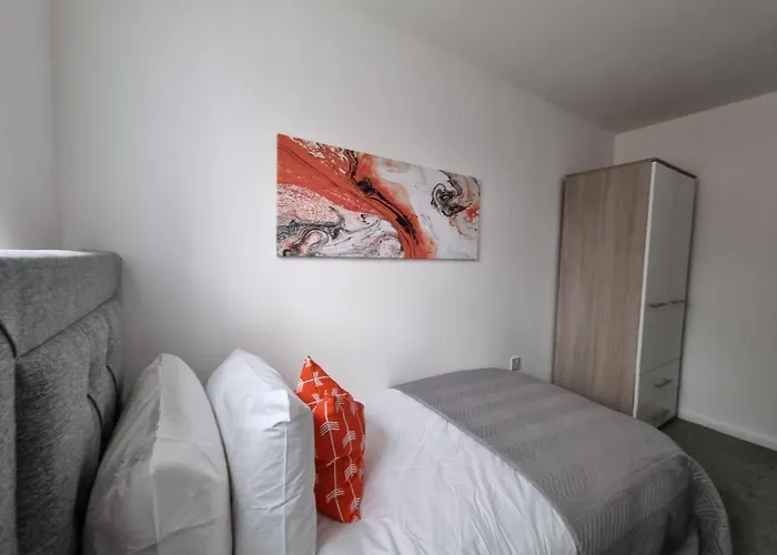 Beautiful 4 Bed Home, Sleeps 6, Driveway Parking