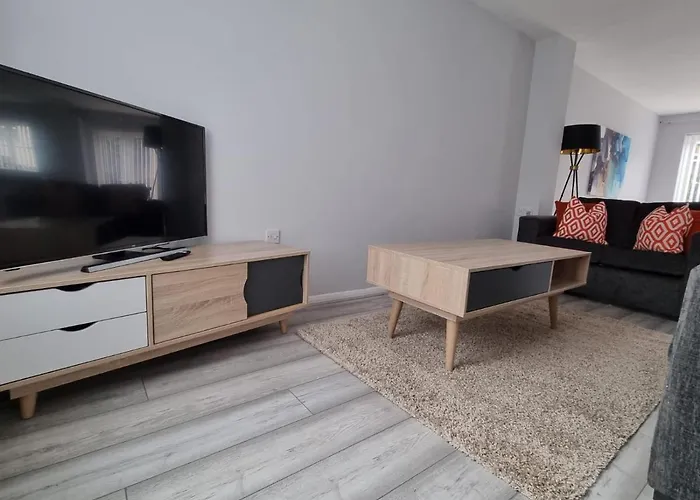 Beautiful 4 Bed Home, Sleeps 6, Driveway Parking 맨체스터