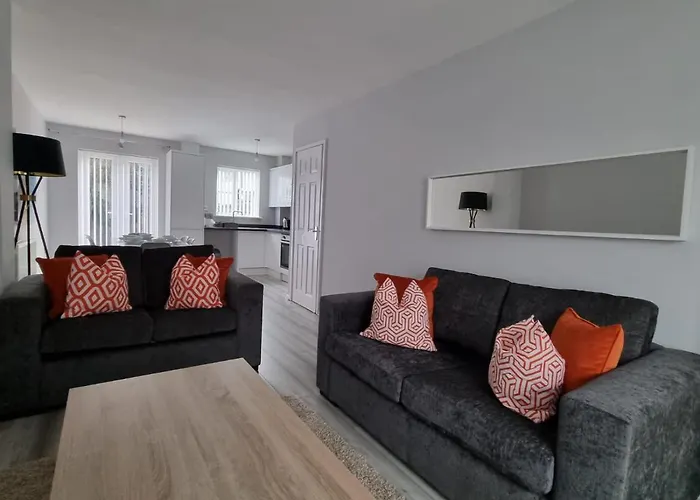 Beautiful 4 Bed Home, Sleeps 6, Driveway Parking 맨체스터