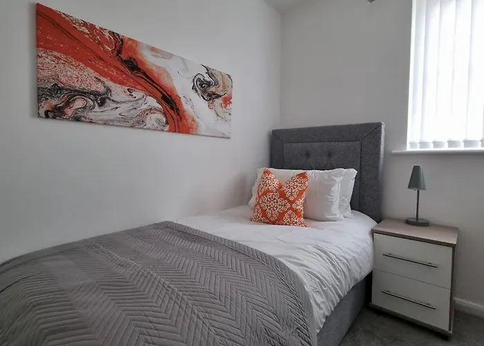 Beautiful 4 Bed Home, Sleeps 6, Driveway Parking