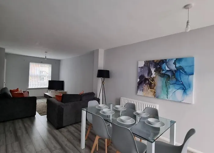 Feriehus Beautiful 4 Bed Home, Sleeps 6, Driveway Parking