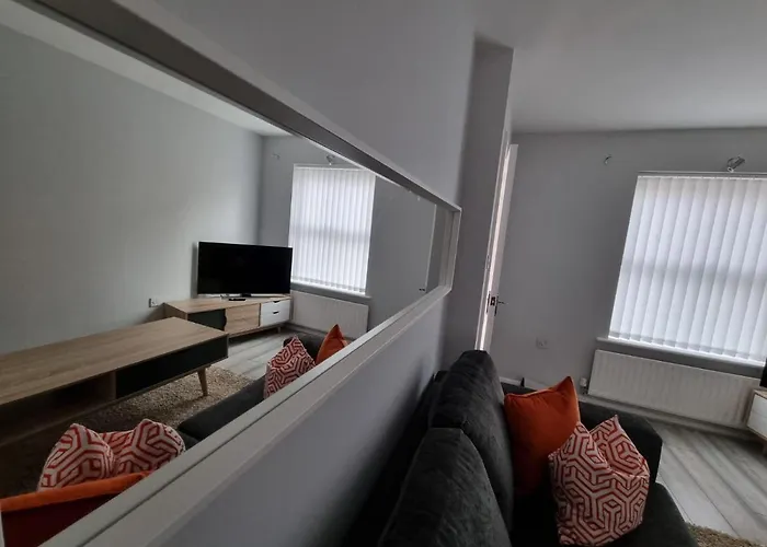 Beautiful 4 Bed Home, Sleeps 6, Driveway Parking