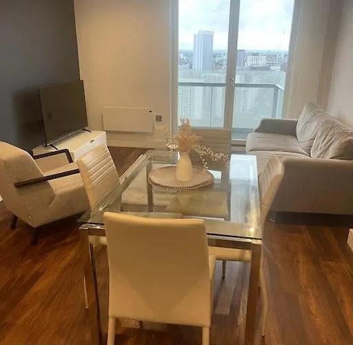 Lovely 2-bedroom With Balcony