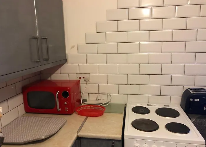 아파트 Lovely 2 Bedroom Flat Near And Train Station