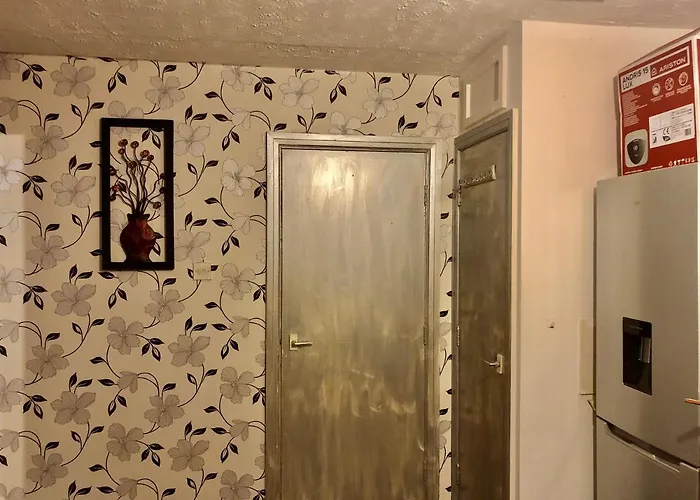 Lovely 2 Bedroom Flat Near And Train Station Apartment Manchester