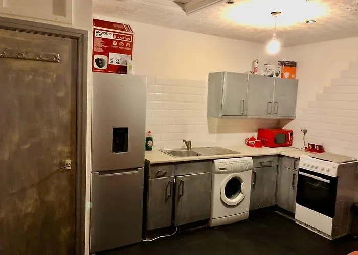 Apartment Lovely 2 Bedroom Flat Near And Train Station Manchester