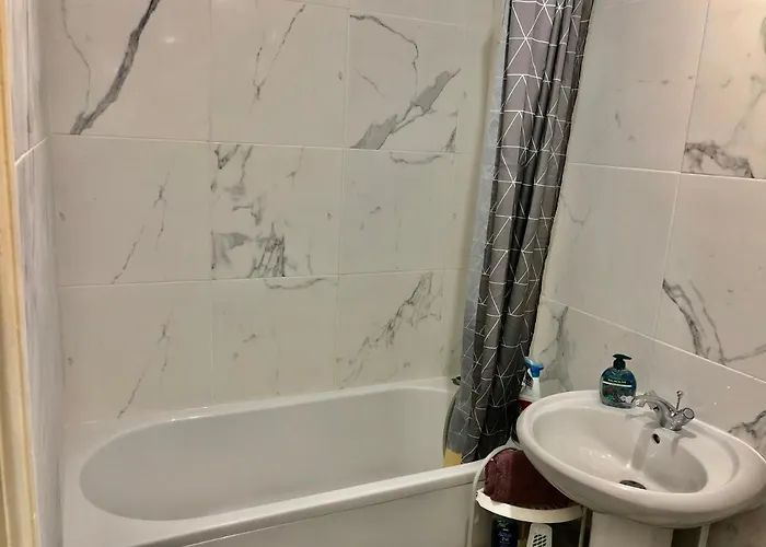 Lovely 2 Bedroom Flat Near And Train Station 아파트