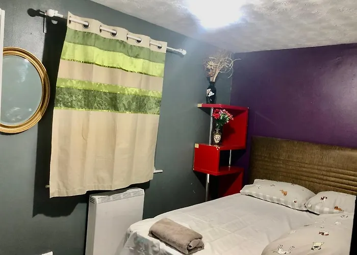 Lovely 2 Bedroom Flat Near And Train Station Apartment Manchester