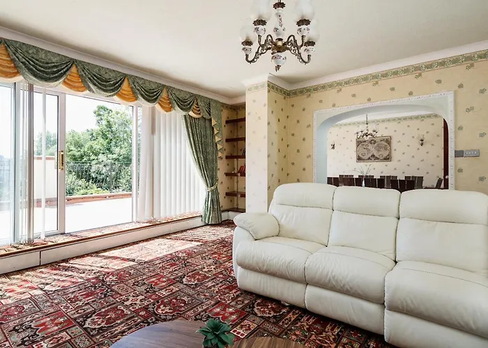 Beautiful 'mayfield' With Private Pool! Prázdninový dům