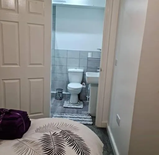 Impeccable 4-bed House Near Centre Manchester