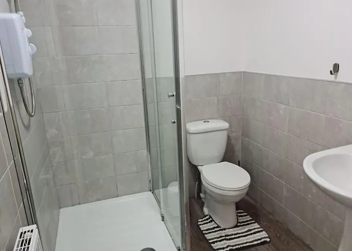 Impeccable 4-bed House Near Centre Prázdninový dům