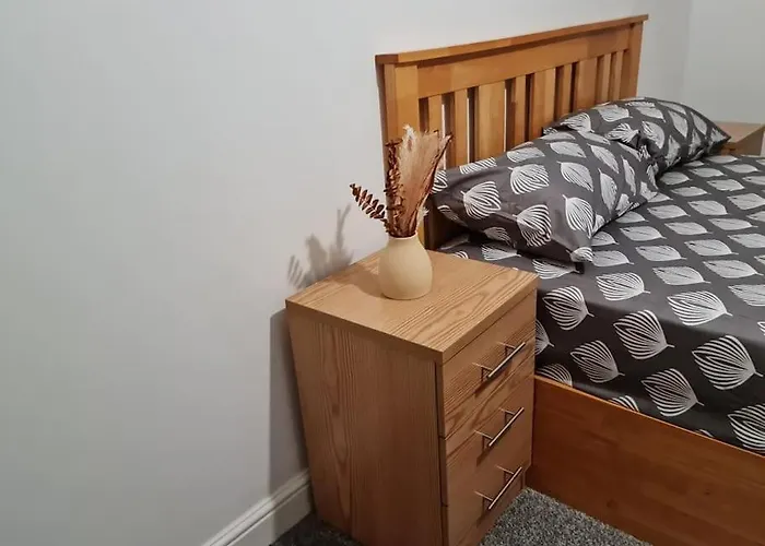 Impeccable 4-bed House Near Centre *