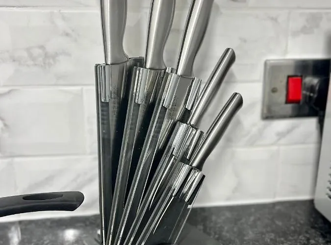 Beautiful And Homely 3 Bed House With Free Parking So Close To Man And Centre Апартаменты