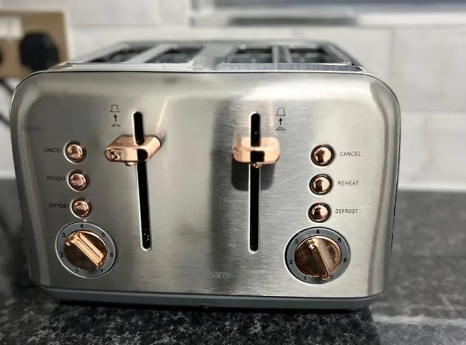 Beautiful And Homely 3 Bed House With Free Parking So Close To Man And Centre