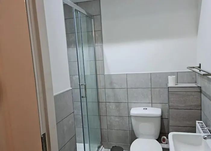 Impeccable 4-bed House Near Centre *