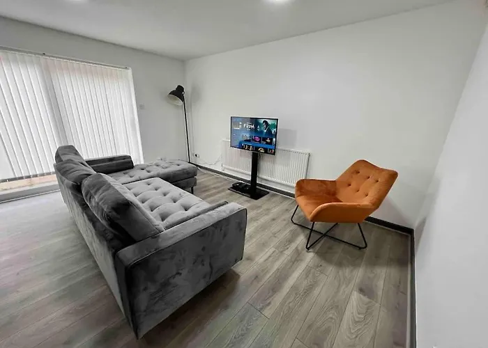 Dom wakacyjny 3 Bedroom House With Parking Manchester