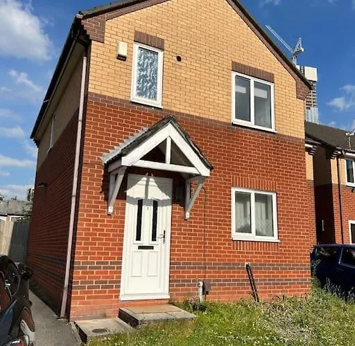 Dom wakacyjny 3 Bedroom House With Parking