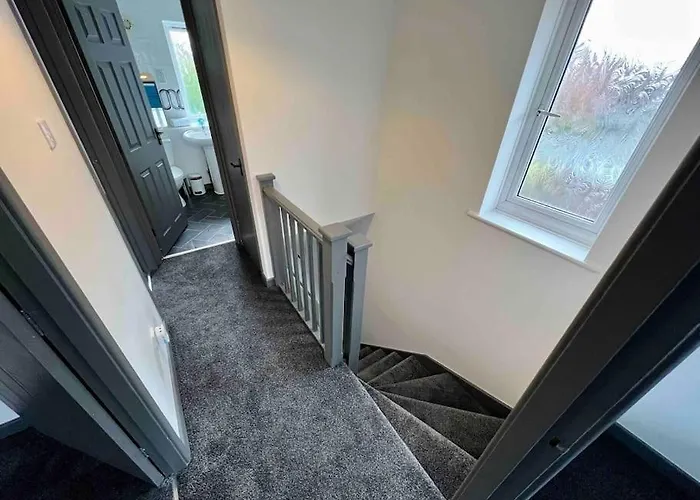 3 Bedroom House With Parking * Manchester