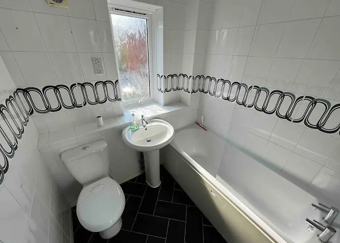 3 Bedroom House With Parking *