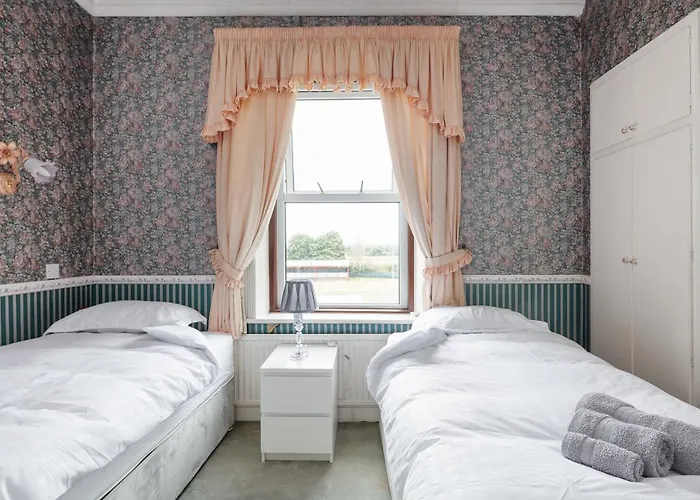 Beautiful 'mayfield' With Private Pool!