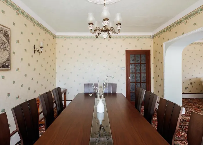 Beautiful 'mayfield' With Private Pool! *