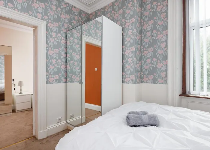 Beautiful 'mayfield' With Private Pool! بيت للعطل