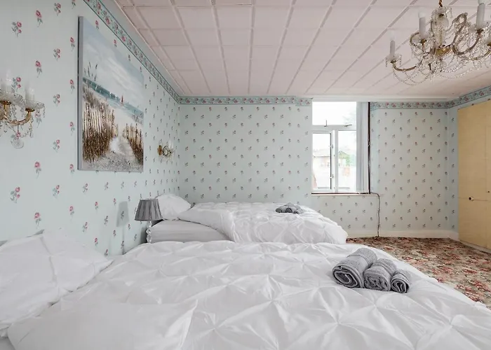 Beautiful 'mayfield' With Private Pool!