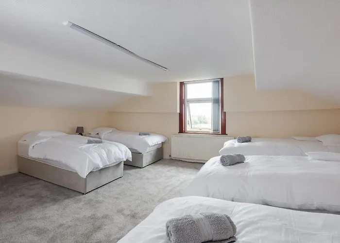 Beautiful 'mayfield' With Private Pool! *