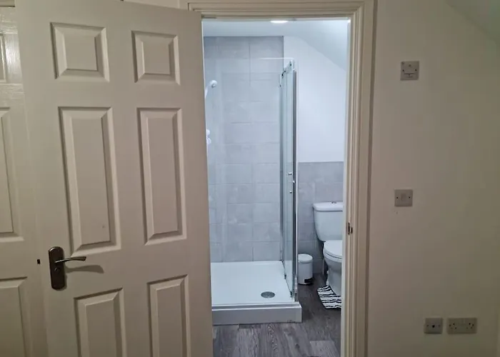 Impeccable 4-bed House Near Centre *