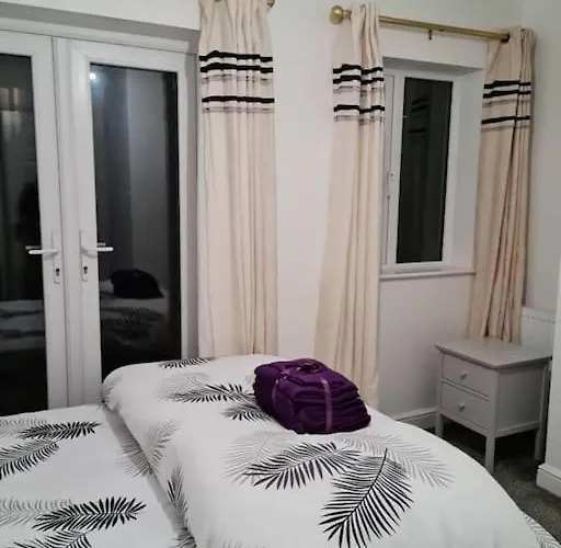 Dom wakacyjny Impeccable 4-bed House Near Centre