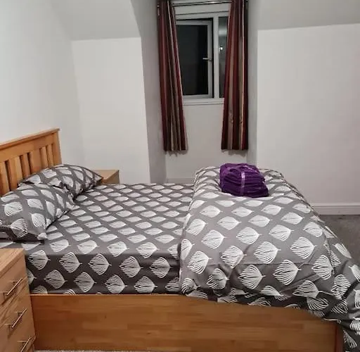 Dom wakacyjny Impeccable 4-bed House Near Centre *