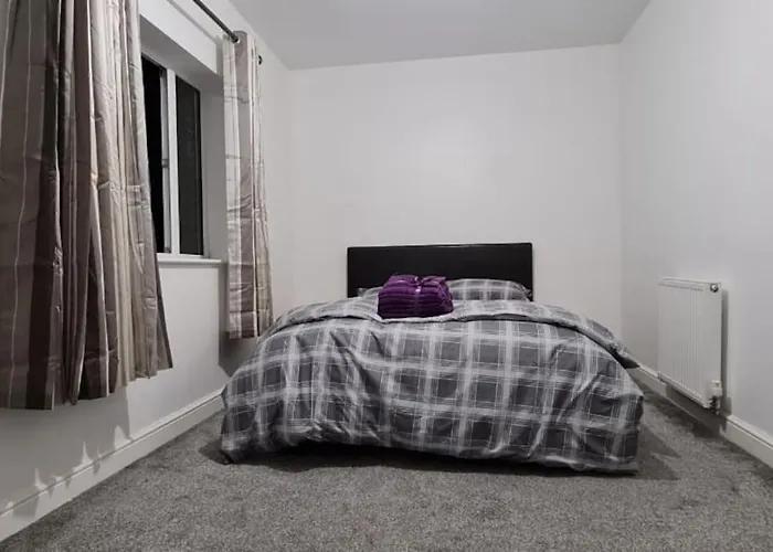 Dom wakacyjny Impeccable 4-bed House Near Centre Manchester