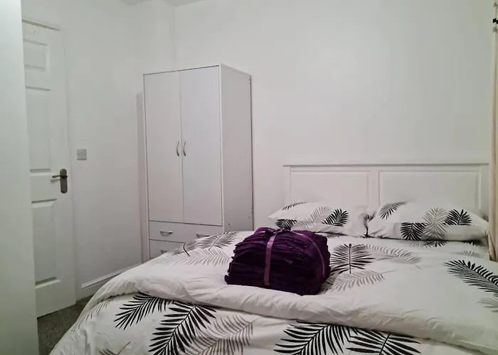 Impeccable 4-bed House Near Centre *