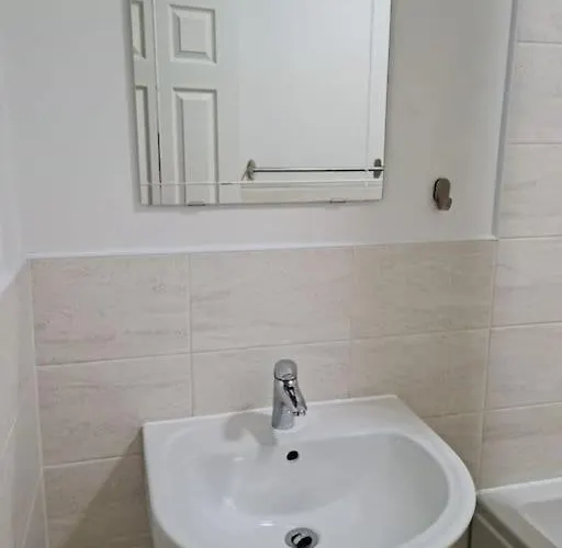 Impeccable 4-bed House Near Centre Manchester