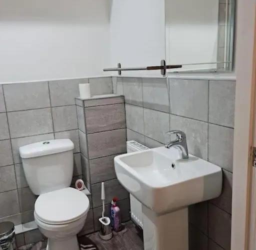 Impeccable 4-bed House Near Centre Prázdninový dům *