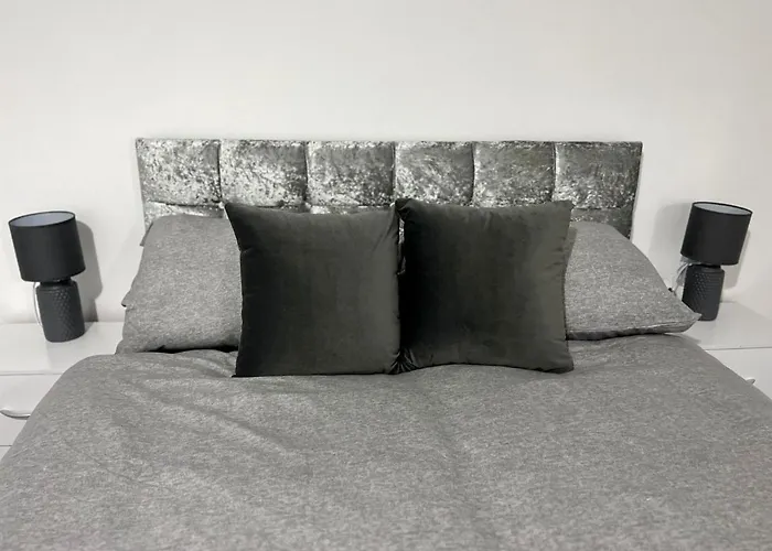 Апартаменты Beautiful And Homely 3 Bed House With Free Parking So Close To Man And Centre