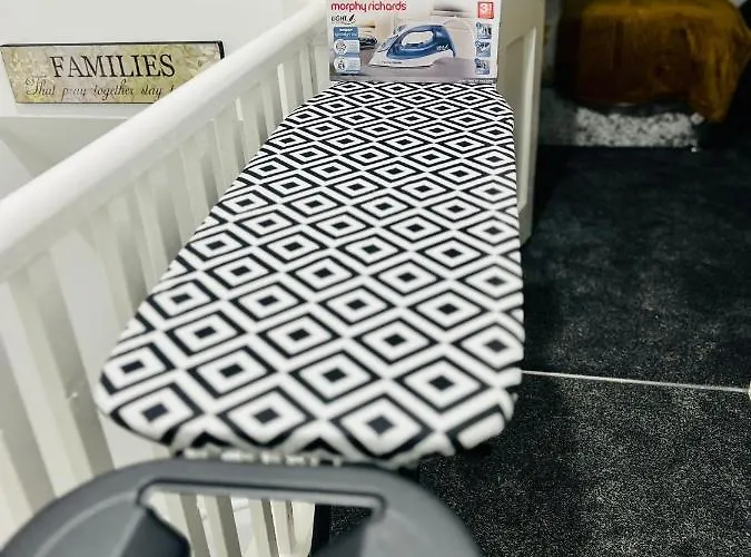 Beautiful And Homely 3 Bed House With Free Parking So Close To Man And Centre 아파트 *