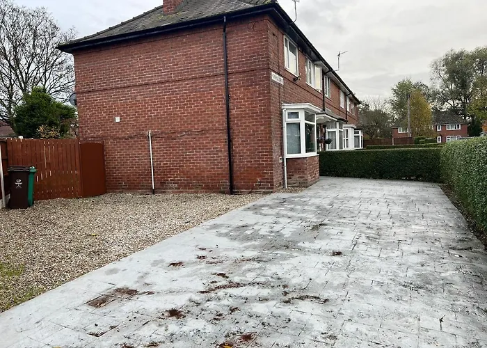 Апартаменты Beautiful And Homely 3 Bed House With Free Parking So Close To Man And Centre *