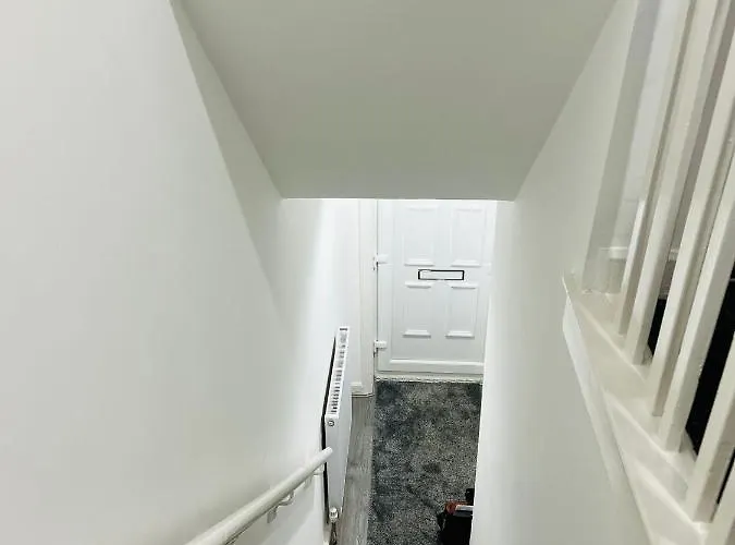 Beautiful And Homely 3 Bed House With Free Parking So Close To Man And Centre